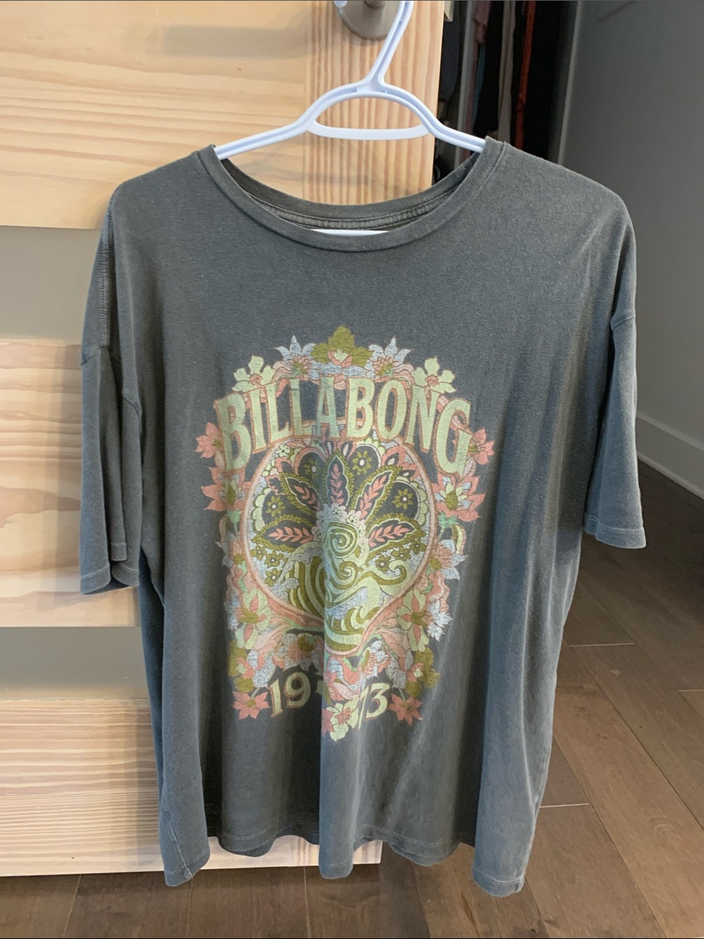 Billabong Gray Short-Sleeve Tee with Floral Crest Graphic - small